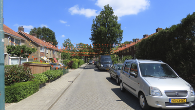 901700 Gezicht in de met oranje vlaggetjes versierde Kalverstraat te De Meern (gemeente Utrecht). De versiering is ...